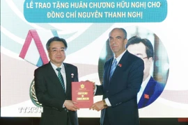 Đại sứ Cuba tại Việt Nam Rogelio Polanco Fuentes trao tặng Huân chương Hữu nghị của Nhà nước Cuba cho ông Nguyễn Thanh Nghị. (Ảnh: Phương Hoa/TTXVN)