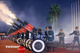 15 khẩu pháo lễ 105mm của Lữ đoàn Pháo binh 45 đã "khai hỏa," mở màn cho buổi tổng hợp luyện diễu binh, diễu hành A80 tối 21/8. (Ảnh: Vietnam+)