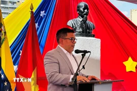 Ủy viên Bộ Chính trị, Phó Chủ tịch phụ trách dân vận Đảng PSUV Nahum Fernández phát biểu tại lễ kỷ niệm. (Ảnh: TTXVN phát)