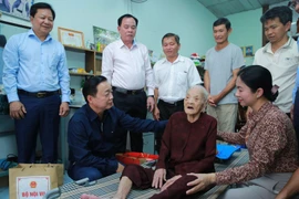 Phó Thủ tướng Trần Hồng Hà thăm và tặng quà Mẹ Việt Nam anh hùng Nguyễn Thị Mùi. (Nguồn: Báo Chính phủ)