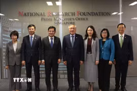 Phó Thủ tướng Thường trực Chính phủ Nguyễn Hòa Bình và ông Vương Thụy Kiệt cùng các đại biểu dự buổi hội kiến. (Ảnh: TTXVN phát)