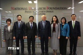 Phó Thủ tướng Thường trực Chính phủ Nguyễn Hòa Bình và ông Vương Thụy Kiệt cùng các đại biểu dự buổi hội kiến. (Ảnh: TTXVN phát)