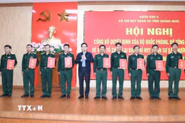 Trao Quyết định điều động, bổ nhiệm 96 sỹ quan quân đội về các xã, phường, đặc khu ở Quảng Ngãi. (Ảnh: TTXVN phát)