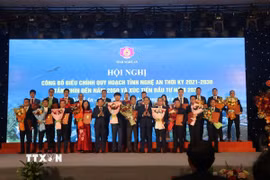 Trao quyết định chấp thuận chủ trương đầu tư và các thỏa thuận hợp tác cho doanh nghiệp. (Ảnh: Trịnh Duy Hưng/TTXVN)
