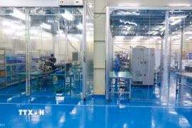 Dây chuyền lắp ráp cụm chi tiết siêu nhỏ đòi hỏi chính xác phục vụ cho sản xuất chíp bán dẫn. (Ảnh minh họa: Thành Phương/TTXVN)