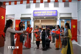 Ngành đường sắt tổ chức đón hành khách lên “Đoàn tàu Thống Nhất”, xuất phát từ ga Sài Gòn tối 29/4/2025. (Ảnh: Tiến Lực/TTXVN)