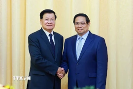 Thủ tướng Phạm Minh Chính hội kiến Tổng Bí thư, Chủ tịch nước Lào Thongloun Sisoulith. (Ảnh: Dương Giang/TTXVN)