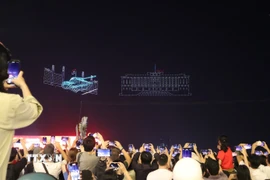 Màn trình diễn drone khắc họa những hình ảnh lịch sử như khoảnh khắc xe tăng tiến vào cổng Dinh Độc Lập. (Ảnh: Thu Hương/TTXVN)