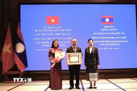 Văn phòng Chủ tịch nước Việt Nam vinh dự nhận Huân chương Lao động Hạng I của Nhà nước Lào. (Ảnh: TTXVN phát)