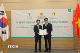Ông Seo Yoo Seok, Phó Tổng Giám đốc Ngân hàng Hana phụ trách Khối Doanh nghiệp và ông Đào Tuấn Hùng, Chủ Tịch AVCK tại buổi ký kết. (Ảnh: Đức Thắng/TTXVN)