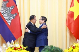Thủ tướng Phạm Minh Chính hội kiến Chủ tịch Đảng Nhân dân Campuchia Hun Sen. (Ảnh: Dương Giang/TTXVN)