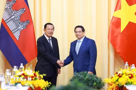 Thủ tướng Phạm Minh Chính hội kiến Chủ tịch Đảng Nhân dân Campuchia Hun Sen. (Ảnh: Dương Giang/TTXVN)