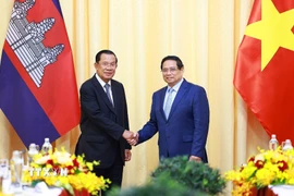 Thủ tướng Phạm Minh Chính hội kiến Chủ tịch Đảng Nhân dân Campuchia Hun Sen. (Ảnh: Dương Giang/TTXVN)