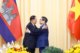 Thủ tướng Phạm Minh Chính hội kiến Chủ tịch Đảng Nhân dân Campuchia Hun Sen. (Ảnh: Dương Giang/TTXVN)