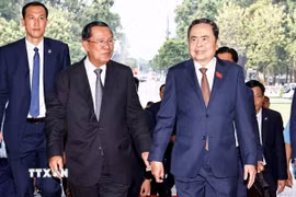 Chủ tịch Quốc hội Trần Thanh Mẫn đón Chủ tịch Đảng Nhân dân Campuchia Hun Sen dự Lễ kỷ niệm 50 năm Ngày Giải phóng miền Nam, thống nhất đất nước. (Ảnh: Doãn Tấn/TTXVN)