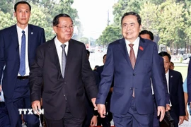 Chủ tịch Quốc hội Trần Thanh Mẫn đón Chủ tịch Đảng Nhân dân Campuchia Hun Sen dự Lễ kỷ niệm 50 năm Ngày Giải phóng miền Nam, thống nhất đất nước. (Ảnh: Doãn Tấn/TTXVN)