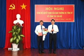 Ông Nguyễn Mạnh Hùng, Bí thư Tỉnh ủy, Chủ tịch Hội đồng Nhân dân tỉnh Tây Ninh (phải) chúc mừng ông Võ Đức Trong. (Ảnh: Thanh Tân/TTXVN)