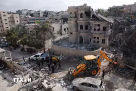 Các tòa nhà bị phá hủy sau cuộc tấn công bằng tên lửa của Iran ở Tamra, Israel, ngày 15/6/2025. (Ảnh: THX/TTXVN)