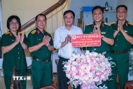 Đoàn công tác của Đảng ủy, Bộ Tư lệnh Quân khu 9 thăm, chúc mừng CQTT TTXVN tại thành phố Cần Thơ nhân dịp kỷ niệm 100 năm Ngày Báo chí Cách mạng Việt Nam (21/6/1925-21/6/2025). (Ảnh: Thanh Liêm/TTXVN)
