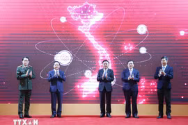 Thường trực Ban Bí thư Trần Cẩm Tú cùng các đại biểu nhấn nút khai trương ứng dụng của ngành Tuyên giáo và Dân vận trên điện thoại di động. (Ảnh: Phương Hoa/TTXVN)
