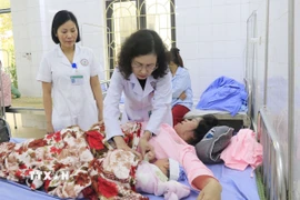 Hàng ngày, bác sỹ Vũ Thị Châu Loan luôn dành thời gian đến các khoa thăm bệnh nhân. (Ảnh: Đinh Thùy/TTXVN)