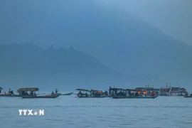 Lực lượng chức năng tìm kiếm các nạn nhân mất tích trong vụ lật tàu trên hồ Thác Bà. (Ảnh: Đinh Thùy/TTXVN)