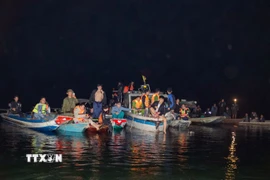Các lực lượng xuyên đêm tìm kiếm các nạn nhân mất tích trong vụ lật tàu trên hồ Thác Bà. (Ảnh: Tuấn Anh/TTXVN)