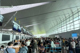 Hành khách làm thủ tục tại Cảng Hàng không quốc tế Phú Quốc. (Ảnh: Khánh Ly/TTXVN)