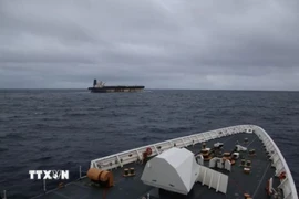 Tàu chở dầu Marinera bị lực lượng Mỹ bắt giữ. Ảnh: U.S. European (Nguồn: Command/TTXVN)