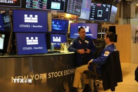 Giao dịch viên tại sàn chứng khoán New York, Mỹ. (Ảnh: THX/TTXVN)