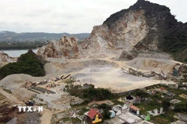 Hiện trường mỏ đá do Công ty cổ phần 207 nổ mìn khai thác làm văng đá vào nhà dân ở xã Nam Ba Đồn. (Ảnh: Nguyên Linh/TTXVN)