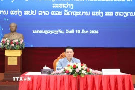 Ủy viên Bộ Chính trị, Phó Thủ tướng Chính phủ, Chủ tịch Ủy ban Hợp tác Lào-Việt Nam Saleumxay Kommasith phát biểu tại Hội nghị. (Ảnh: Xuân Tú/TTXVN)