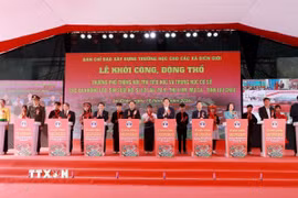 Các đại biểu thực hiện nghi thức khởi công công trình tại xã Khổng Lào (Lai Châu). (Ảnh: Quý Trung/TTXVN)