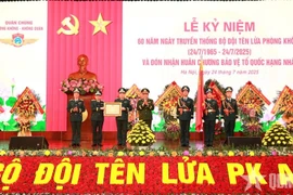 Thừa ủy quyền của Chủ tịch nước, Thượng tướng Nguyễn Văn Hiền trao Huân chương Bảo vệ Tổ quốc hạng Nhất tặng Quân chủng Phòng không-Không quân. (Nguồn: Báo Quân đội Nhân dân)