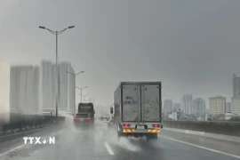 Hà Nội chiều tối có mưa rào và dông. (Ảnh: Nguyễn Thắng/TTXVN)