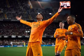 Real Madrid ngược dòng kịch tính, leo lên ngôi đầu La Liga