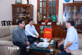 Thủ tướng Phạm Minh Chính thăm gia đình Cố Thủ tướng Phan Văn Khải. (Ảnh: Dương Giang/TTXVN)