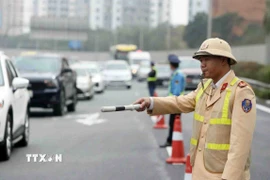 Cán bộ, chiến sỹ cảnh sát giao thông điều tiết, phân luồng phương tiện giao thông. (Ảnh: Phạm Kiên/TTXVN)