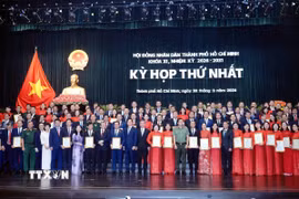 Trao Quyết định công nhận đại biểu HĐND Thành phố Hồ Chí Minh khóa XI, nhiệm kỳ 2026-2031. (Ảnh: Xuân Khu/TTXVN)