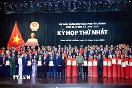 Trao Quyết định công nhận đại biểu HĐND Thành phố Hồ Chí Minh khóa XI, nhiệm kỳ 2026-2031. (Ảnh: Xuân Khu/TTXVN)