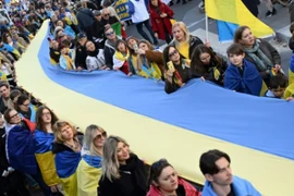 Khoảng 1.000 người đã xuống đường tại Paris (Pháp) để thể hiện sự ủng hộ Ukraine.