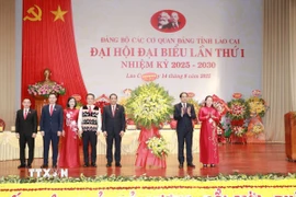 Thường trực Tỉnh ủy Lào Cai tặng hoa chúc mừng Đại hội. (Ảnh: Tuấn Anh/TTXVN)