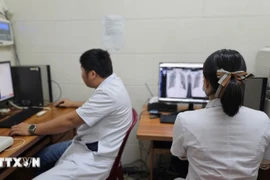 Các trạm y tế được đầu tư đầy đủ các khoa, phòng, trang thiết bị y tế cần thiết để đáp ứng yêu cầu chăm sóc sức khỏe ban đầu cho người dân. (Ảnh minh họa: Mai Trang/TTXVN)