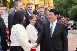 Chủ tịch nước Lương Cường với đại sứ, đại biện các nước thành viên Liên minh châu Âu (EU) tại Việt Nam. (Ảnh: Lâm Khánh/TTXVN)