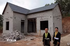 Niềm vui của gia đình chị Đặng Thị Hà, dân tộc Dao ở xã Ngọc Mỹ, huyện Võ Nhai khi có nhà mới nhờ hỗ trợ kinh phí từ chính quyền, cộng đồng. (Ảnh: Trần Việt/TTXVN)