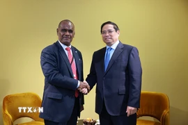 Thủ tướng Phạm Minh Chính gặp Thủ tướng Quần đảo Solomon Jeremiah Manele. (Ảnh: Dương Giang/TTXVN)