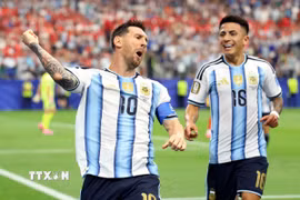 Messi đưa Argentina vào vòng đấu loại trực tiếp. (Ảnh: AFP/TTXVN)