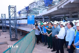 Thủ tướng Phạm Minh Chính kiểm tra công trường thi công Dự án Cảng hàng không Quốc tế Long Thành. (Ảnh: Dương Giang/TTXVN)