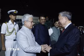 Các quan chức thành phố Mumbai tiễn Tổng Bí thư, Chủ tịch nước Tô Lâm tại sân bay quốc tế Chhatrapati Shivaji Maharaj. (Ảnh: Thống Nhất/TTXVN)