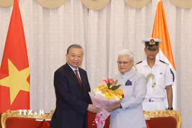 Thống đốc bang Maharashtra Shri Jishnu Dev Varma tặng hoa Tổng Bí thư, Chủ tịch nước Tô Lâm. (Ảnh: Thống Nhất/TTXVN)